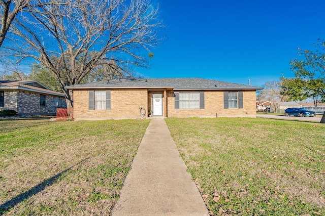 ranch-style home featuring a front lawn