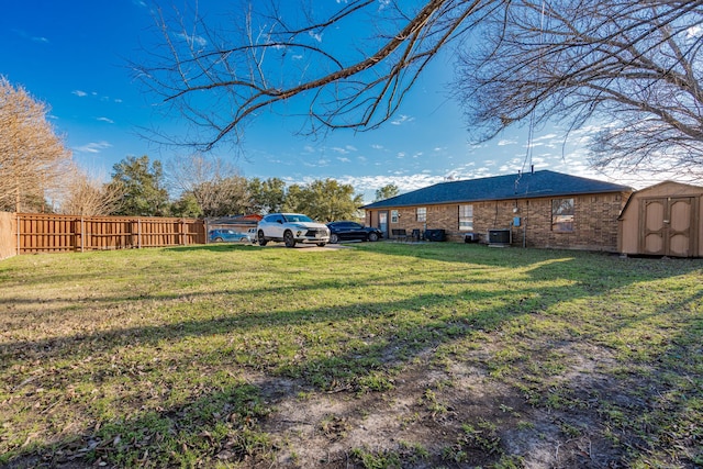 view of yard with a storage shed