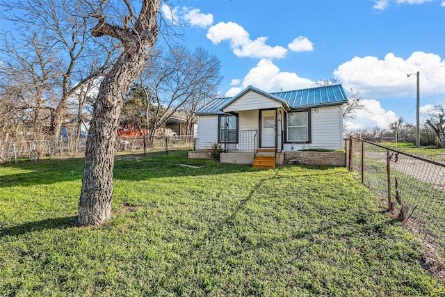 view of front of house featuring covered porch and a front yard