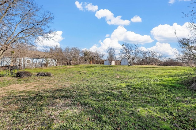 view of yard featuring a rural view