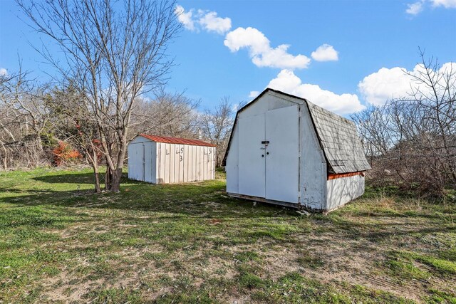 view of outdoor structure featuring a yard