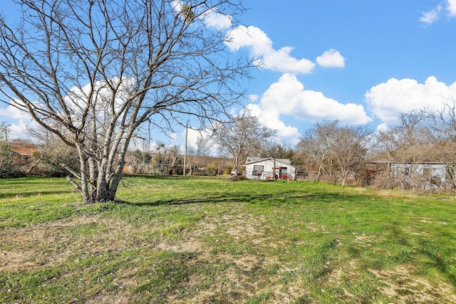 view of yard featuring a rural view