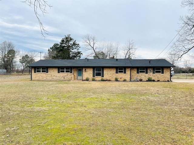 ranch-style house featuring a front yard