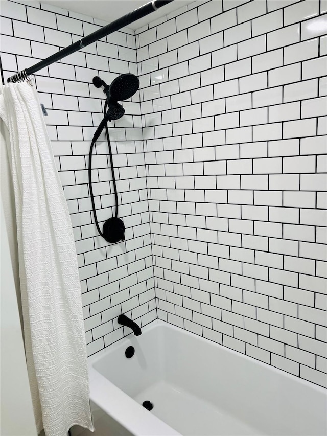 bathroom with shower / bath combo