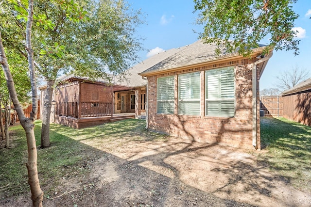 back of house featuring a lawn