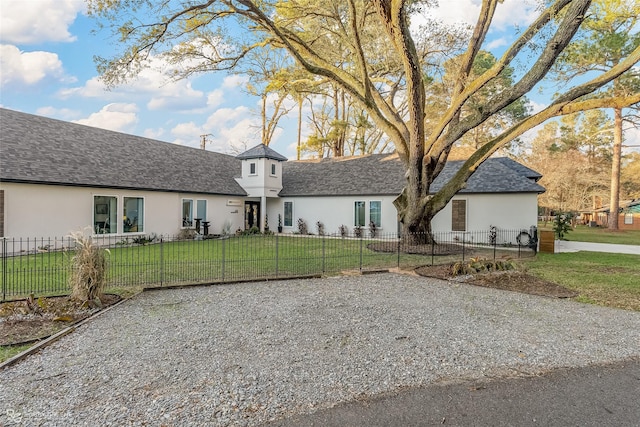 view of front of home featuring a front yard