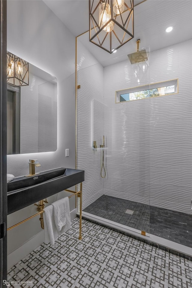 bathroom featuring a tile shower and an inviting chandelier