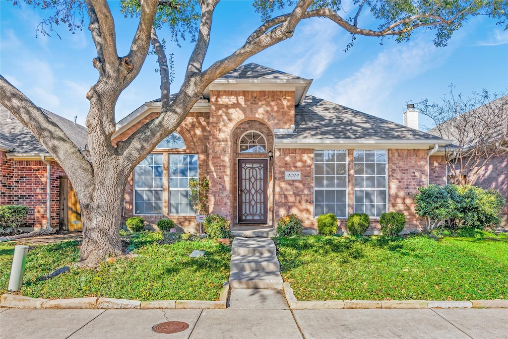 view of front of home featuring a front yard