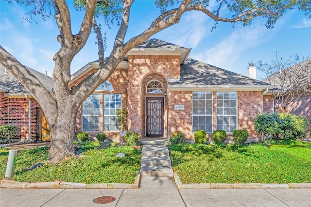 view of front of house featuring a front lawn