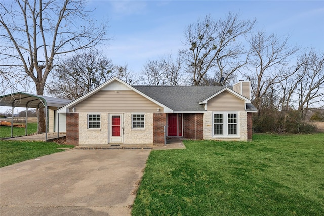 view of front of home featuring a carport and a front lawn