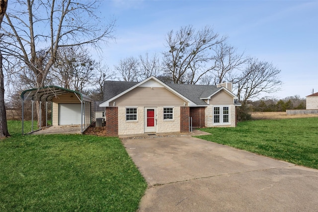 view of front of home featuring an outbuilding, a carport, and a front yard