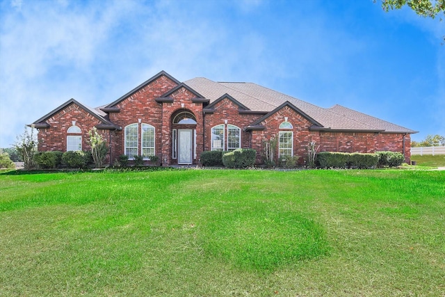 view of front property featuring a front lawn