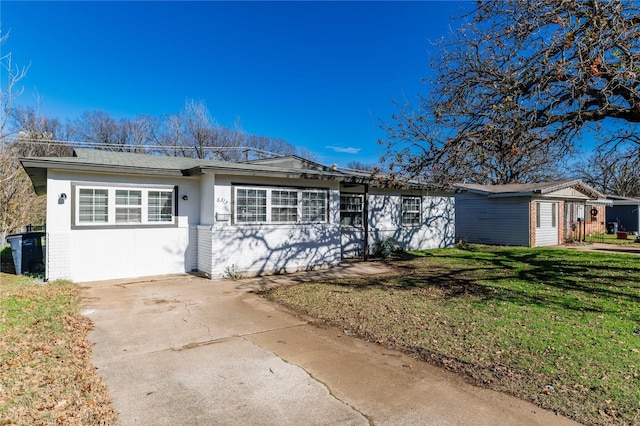 ranch-style home featuring a front lawn