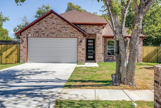 view of front facade featuring a garage and a front yard