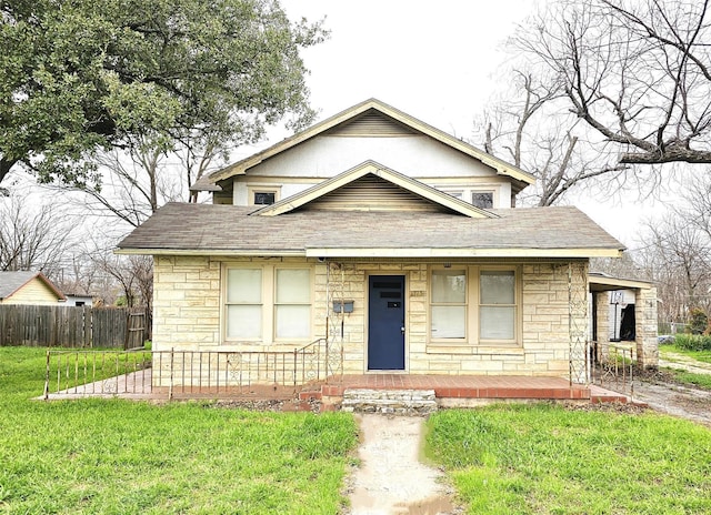 view of front of home featuring a front yard