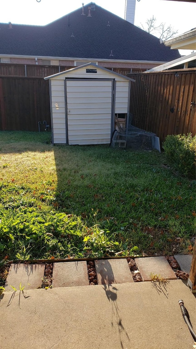 view of yard with a shed