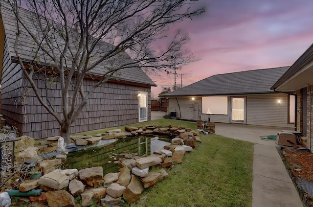 view of yard at dusk