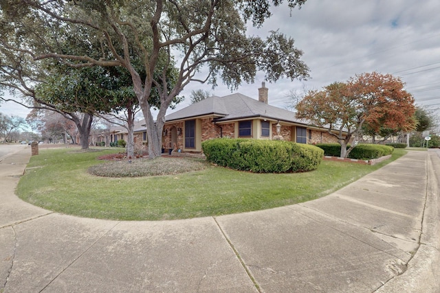 view of front of property featuring a front lawn