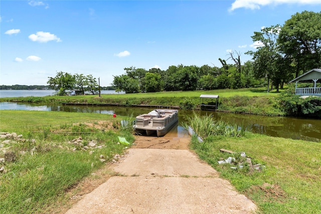 view of yard featuring a water view