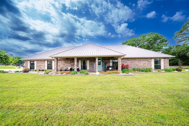 ranch-style home featuring a front lawn