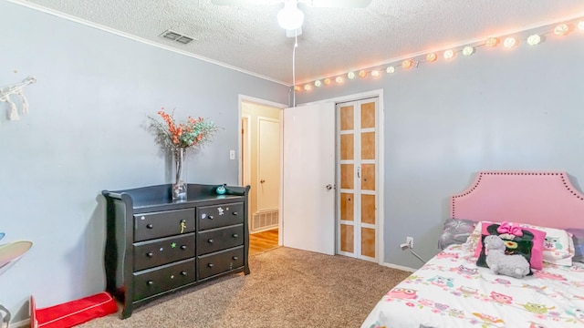 bedroom featuring carpet, ceiling fan, and a textured ceiling