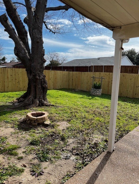 view of yard featuring an outdoor fire pit