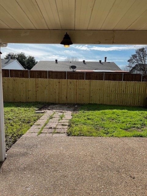 view of yard featuring a patio area