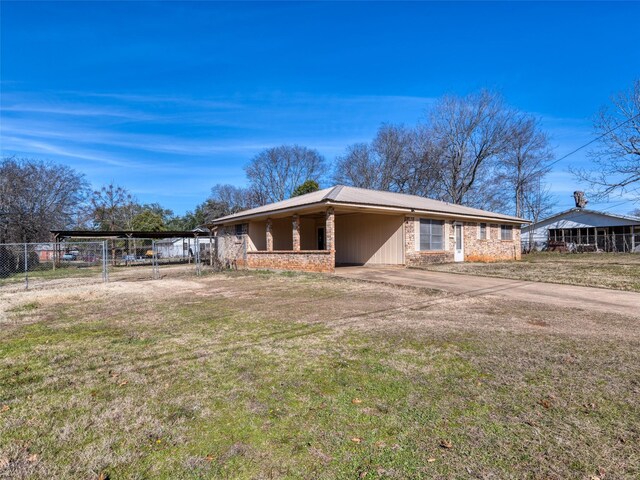 view of front facade featuring a front lawn and a carport