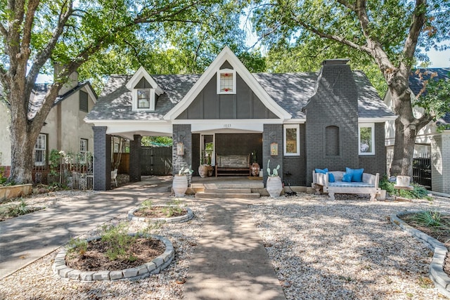 view of front facade featuring an outdoor living space and a porch