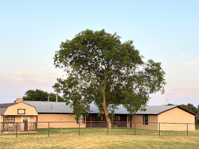 view of yard at dusk