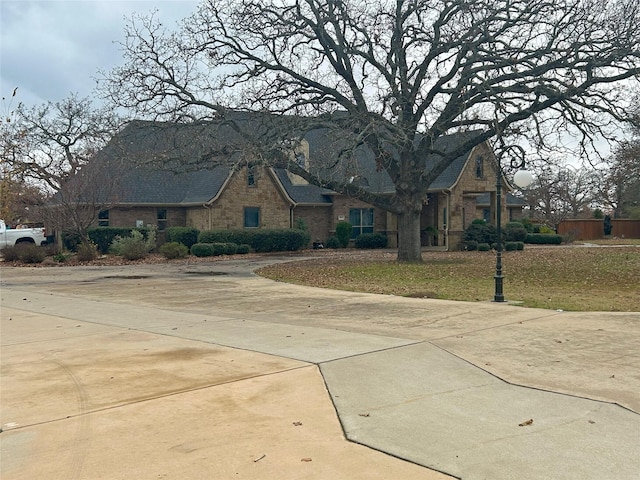 view of front of property with a front lawn