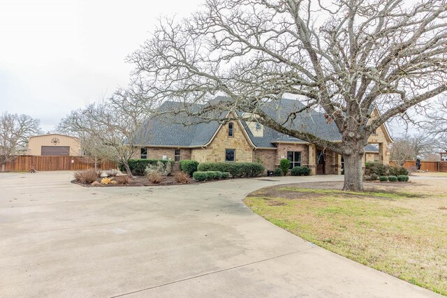 view of front of property featuring a front yard