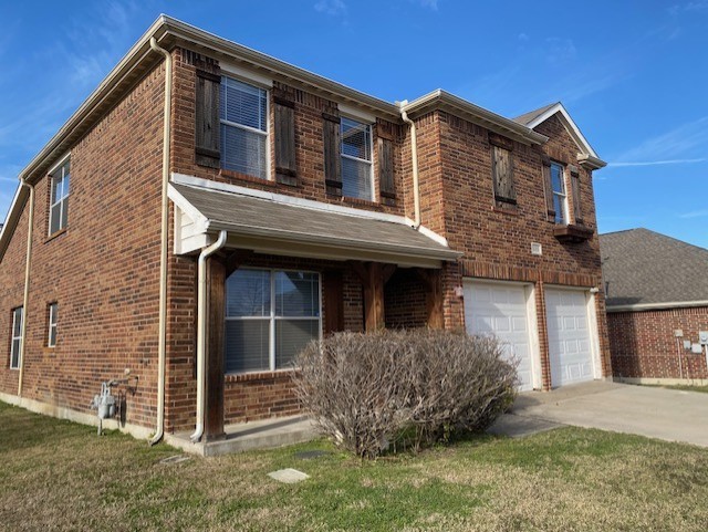 view of front of home featuring a front yard and a garage