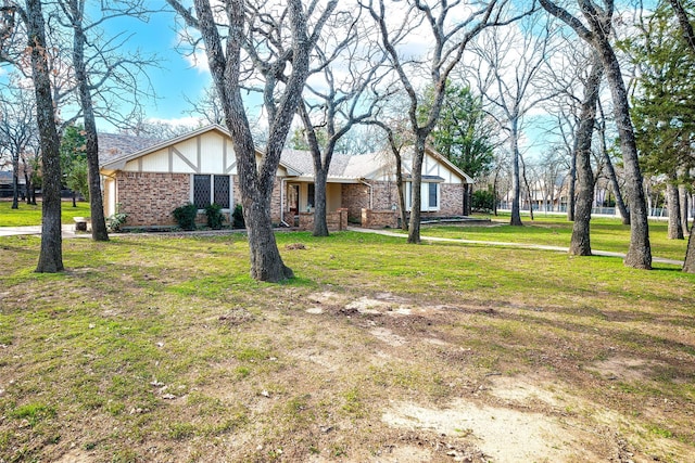 view of front facade featuring a front lawn