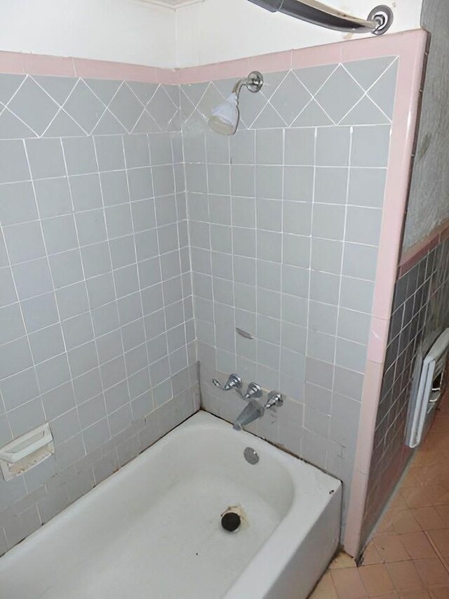 bathroom featuring tile patterned floors and tiled shower / bath combo