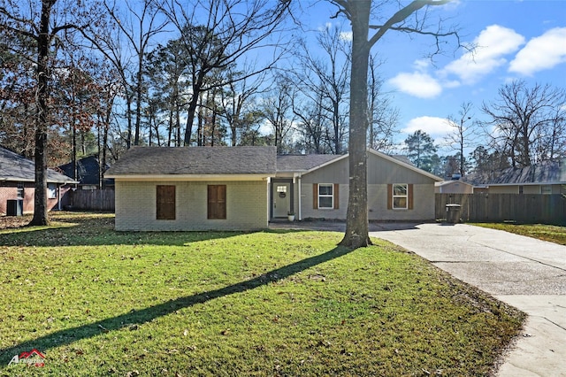 single story home featuring a front lawn