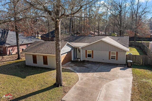 ranch-style house featuring a front yard