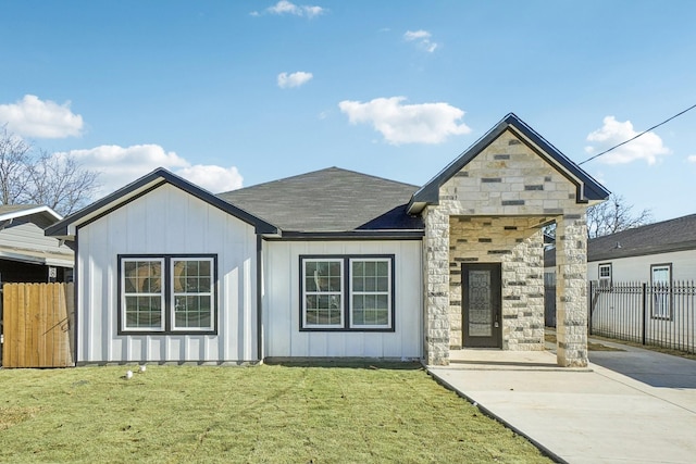 view of front of house featuring a front lawn