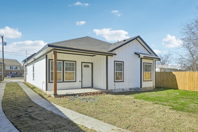 view of front of property featuring a patio and a front yard