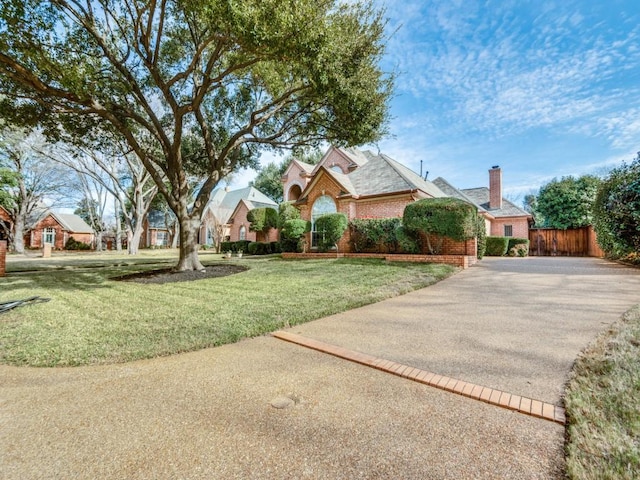 view of front of house featuring a front lawn