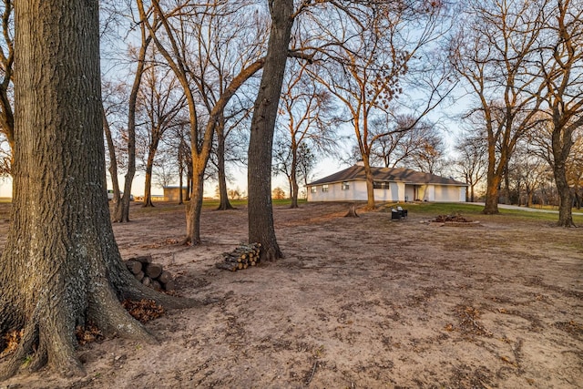 view of yard at dusk