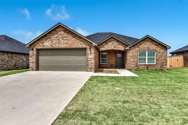 view of front of house featuring a garage and a front yard