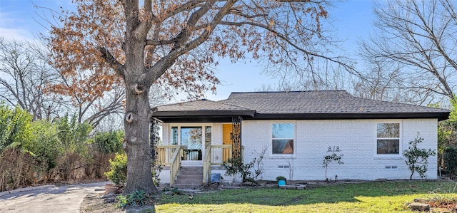 view of front of property with a porch and a front lawn