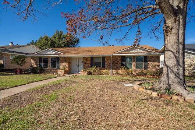 single story home featuring a front yard