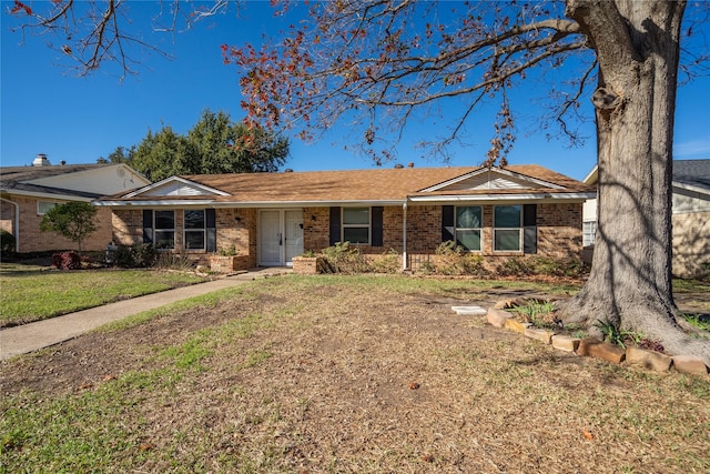 single story home featuring a front lawn