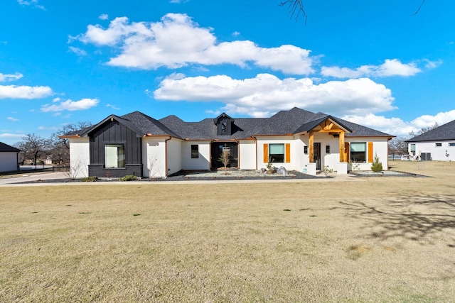 view of front of house with a front lawn