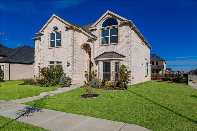 view of front facade featuring a front lawn