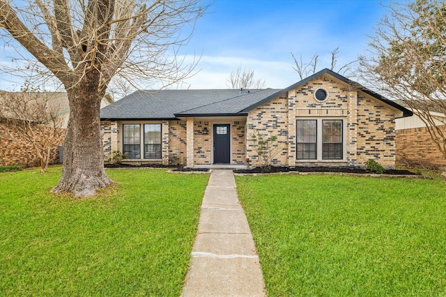 view of front of house featuring a front lawn