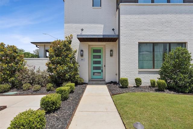 property entrance featuring a yard