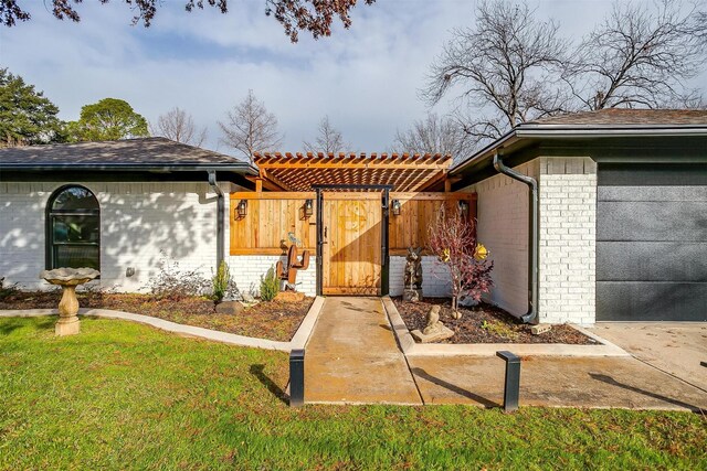 exterior space featuring a front lawn